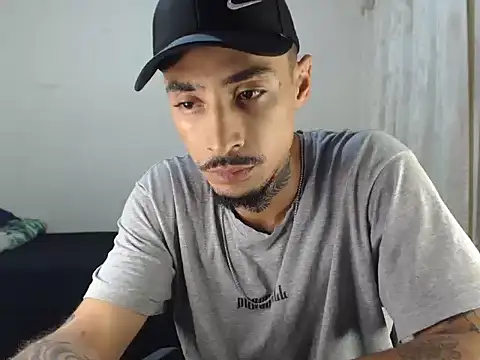 emiliano hottt online show from October 13, 2025, 4:03 am