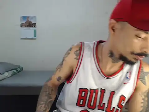 emiliano hottt online show from March 27, 2026, 10:11 pm