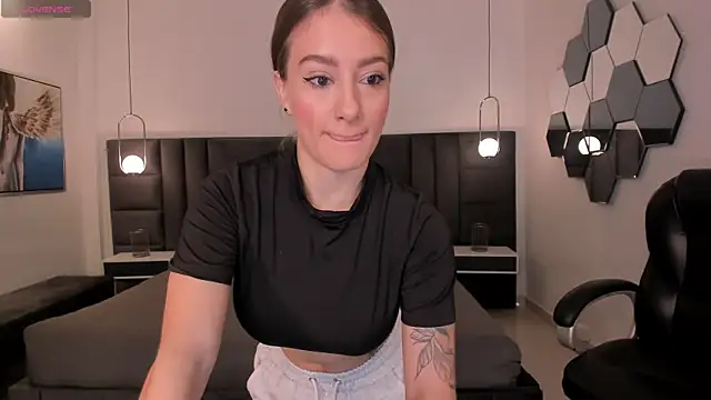 Snapshot of MaryLewis_ chatting on January 18, 2026, 11:57 am MaryLewis online show from January 18, 2026, 11:57 am