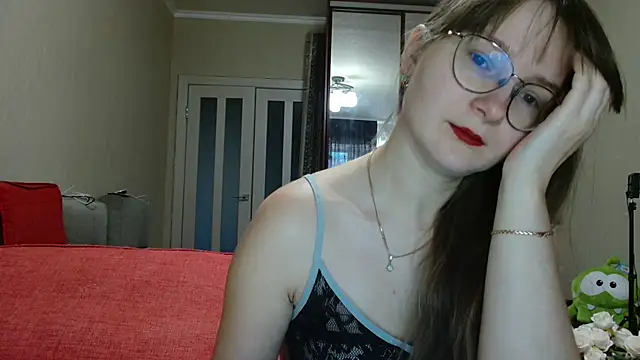 KiraGoldens online show from November 4, 2025, 5:33 am