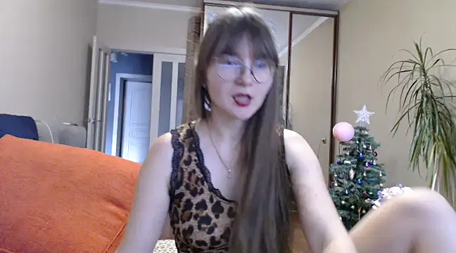 KiraGoldens online show from February 21, 2025, 10:28 am