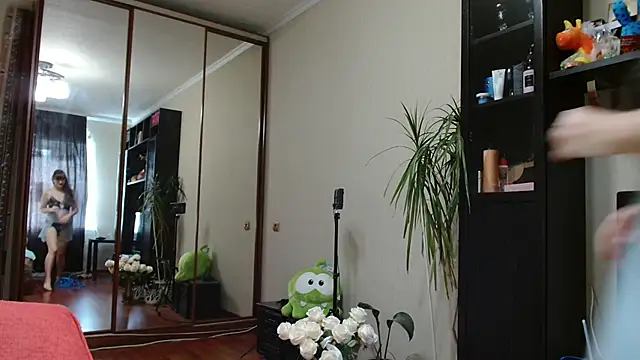 KiraGoldens online show from November 6, 2025, 7:23 am