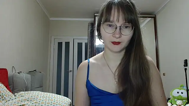 KiraGoldens online show from November 12, 2025, 6:17 am