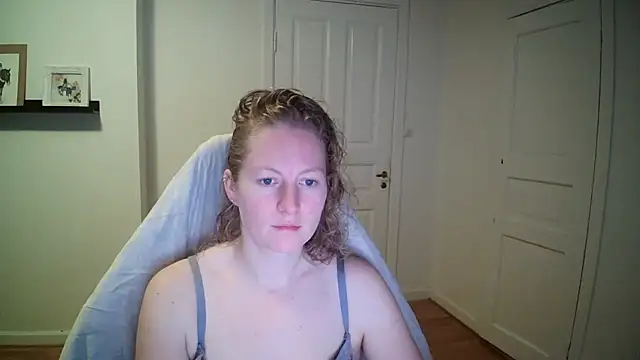 Girlnina-1995 online show from October 31, 2025, 7:38 am