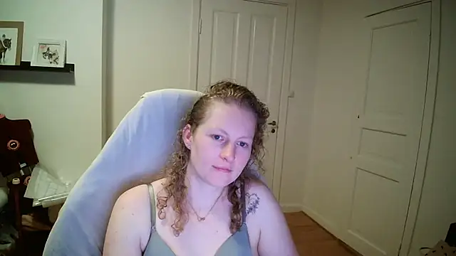 Girlnina-1995 online show from March 18, 2026, 8:43 pm