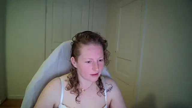 Girlnina-1995 online show from April 20, 2026, 5:54 am