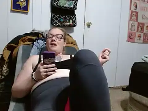 Snapshot of Slutty_Owl420 chatting on February 18, 2025, 12:05 am Slutty Owl420 online show from February 18, 2025, 12:05 am