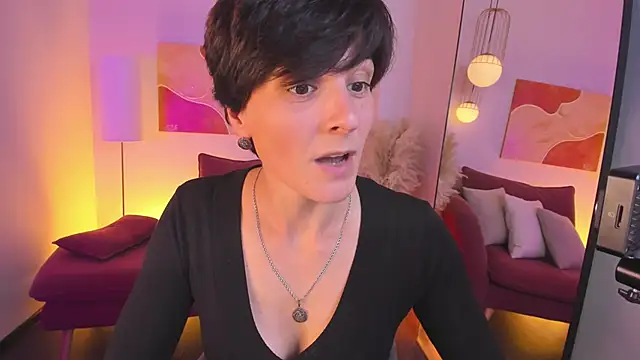 LorenDaze online show from October 4, 2025, 2:07 pm