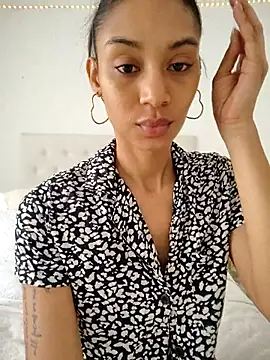 Snapshot of Leaberry chatting on September 23, 2025, 8:49 pm Leaberry online show from September 23, 2025, 8:49 pm