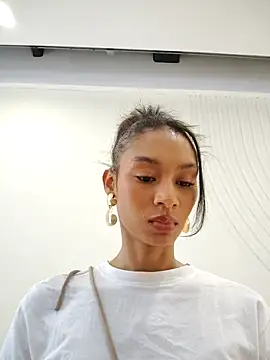 Leaberry online show from November 19, 2025, 9:26 pm