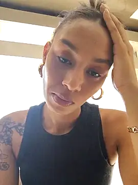Snapshot of Leaberry chatting on October 2, 2025, 8:23 pm Leaberry online show from October 2, 2025, 8:23 pm