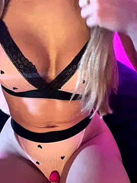 Snapshot of ladamoon chatting on November 25, 2025, 9:53 am ladamoon online show from November 25, 2025, 9:53 am