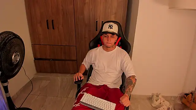 Snapshot of Jake_simons chatting on January 9, 2026, 10:22 am Jake simons online show from January 9, 2026, 10:22 am