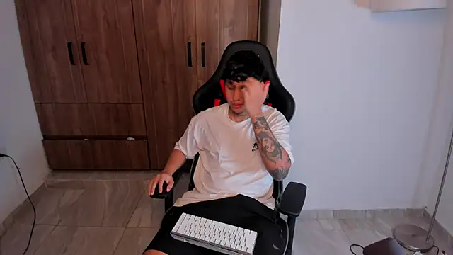 Snapshot of Jake_simons chatting on November 17, 2025, 2:04 am Jake simons online show from November 17, 2025, 2:04 am