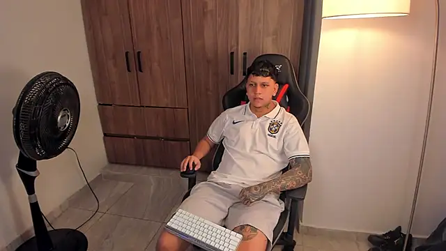 Snapshot of Jake_simons chatting on June 2, 2026, 8:25 am Jake simons online show from June 2, 2026, 8:25 am