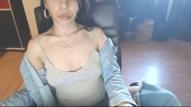 Snapshot of GoldenSasha chatting on February 20, 2025, 11:20 am GoldenSasha online show from February 20, 2025, 11:20 am