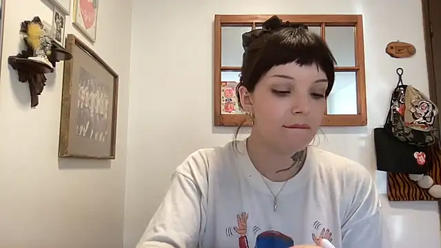 Snapshot of SweetMaisie chatting on October 15, 2025, 9:23 pm SweetMaisie online show from October 15, 2025, 9:23 pm