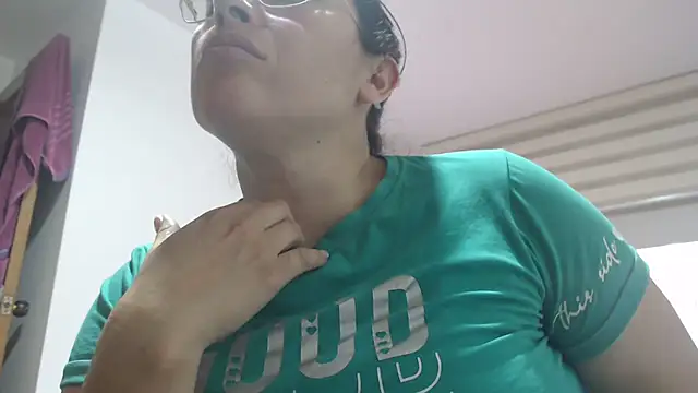 andreaisis2 online show from October 30, 2025, 8:28 pm