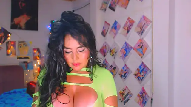 Snapshot of sweet_vanessa_22 chatting on May 25, 2026, 9:35 pm sweet vanessa 22 online show from May 25, 2026, 9:35 pm