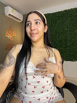 Snapshot of Amandanauty chatting on December 19, 2025, 8:27 am Amandanauty online show from December 19, 2025, 8:27 am