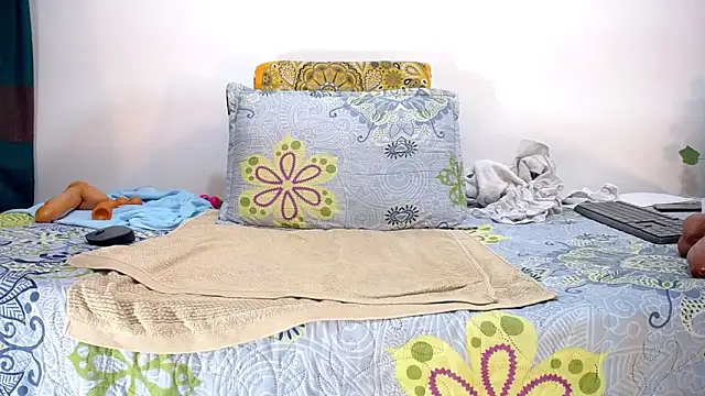 isabella-yumm online show from September 21, 2025, 1:44 am