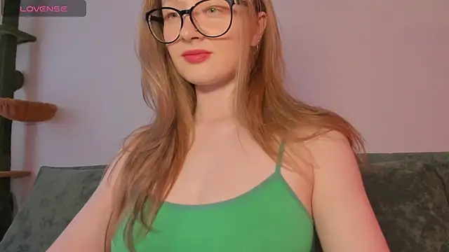 Snapshot of mollytuck chatting on July 8, 2026, 12:28 pm mollytuck online show from July 8, 2026, 12:28 pm