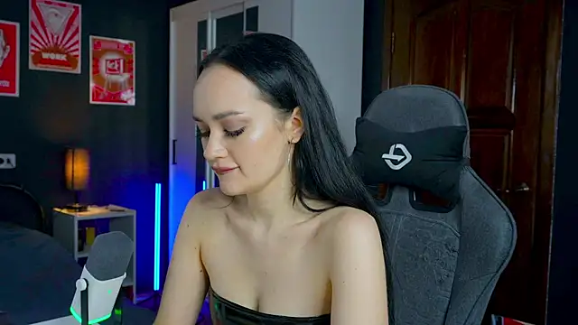 QueenAliss online show from November 11, 2025, 5:46 am