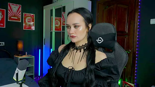 QueenAliss online show from November 7, 2025, 5:56 am