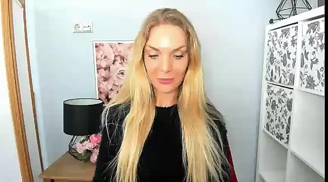 AulloraHoney online show from February 28, 2025, 7:46 pm