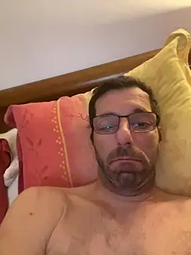 Snapshot of steph19x5 chatting on February 25, 2025, 10:31 pm steph19x5 online show from February 25, 2025, 10:31 pm