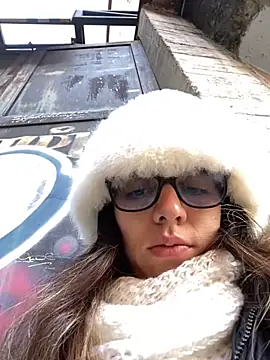 Maggie Fox3 online show from April 12, 2026, 9:07 pm