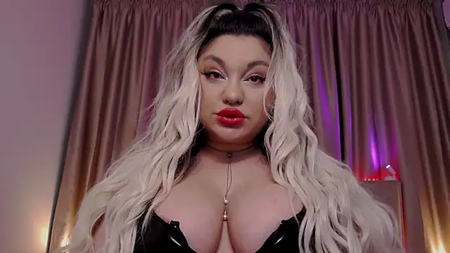 Snapshot of Larissa_K chatting on November 6, 2025, 4:44 pm Larissa K online show from November 6, 2025, 4:44 pm