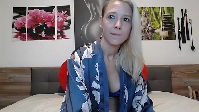 Snapshot of Naschkatze01 chatting on October 13, 2025, 6:37 am Naschkatze01 online show from October 13, 2025, 6:37 am