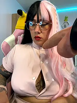 Snapshot of Luna_Paris_ chatting on October 19, 2025, 8:33 pm Luna Paris online show from October 19, 2025, 8:33 pm