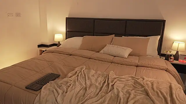 Snapshot of GiaFaaris chatting on September 8, 2025, 4:17 pm GiaFaaris online show from September 8, 2025, 4:17 pm