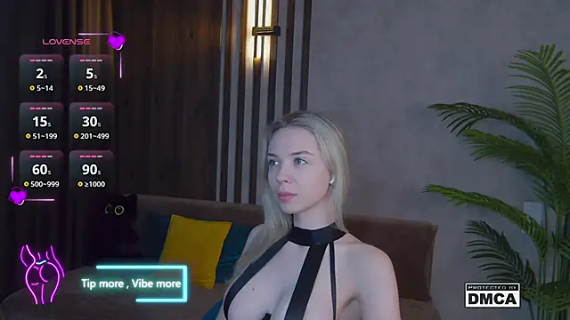 Snapshot of Holl1Would chatting on March 5, 2025, 3:18 am Holl1Would online show from March 5, 2025, 3:18 am