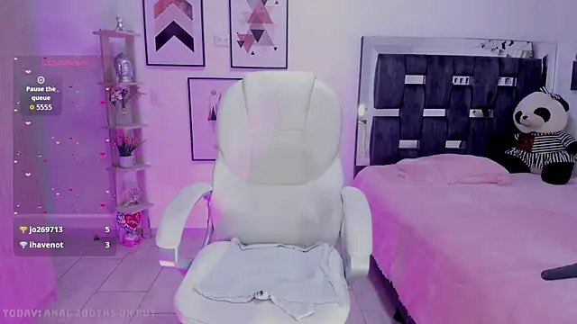 victoria castillo1 online show from April 6, 2026, 10:33 pm