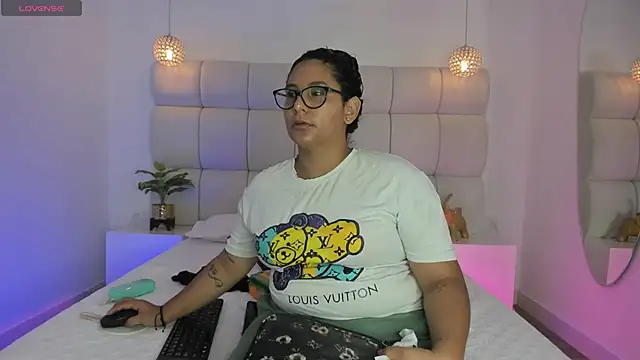 DanielleEvans  online show from October 8, 2025, 11:34 am