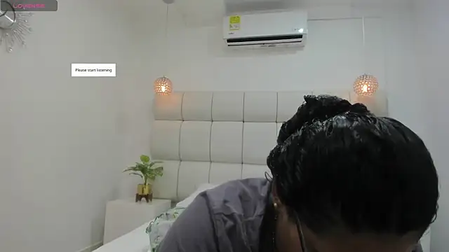 DanielleEvans  online show from November 10, 2025, 11:15 am