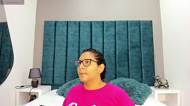 DanielleEvans  online show from December 14, 2025, 11:16 am