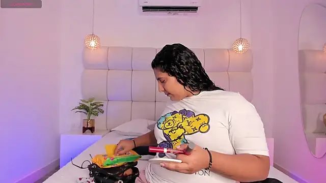 DanielleEvans  online show from November 13, 2025, 11:25 am