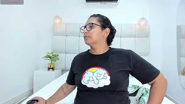 DanielleEvans  online show from November 11, 2025, 11:27 am