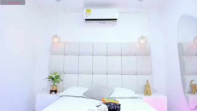 DanielleEvans  online show from November 14, 2025, 11:36 am