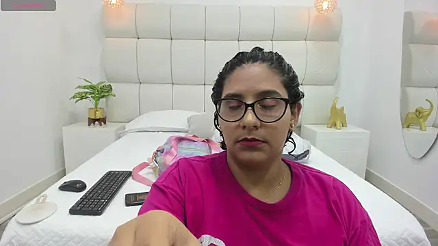 DanielleEvans  online show from October 19, 2025, 11:24 am