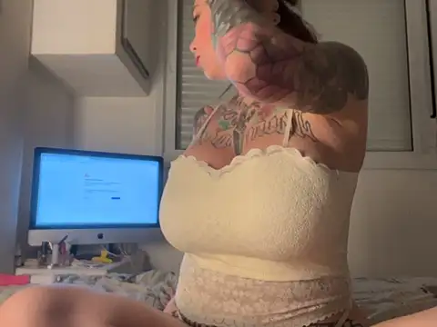 Snapshot of SabrinaRussel chatting on March 11, 2025, 9:04 pm SabrinaRussel online show from March 11, 2025, 9:04 pm