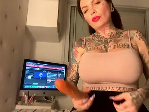 Snapshot of SabrinaRussel chatting on March 7, 2025, 12:04 am SabrinaRussel online show from March 7, 2025, 12:04 am