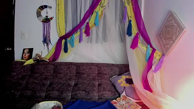 sophiaamethystt online show from March 18, 2026, 6:09 pm