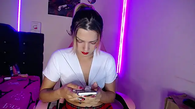 yuliana 19 online show from October 18, 2025, 2:41 pm