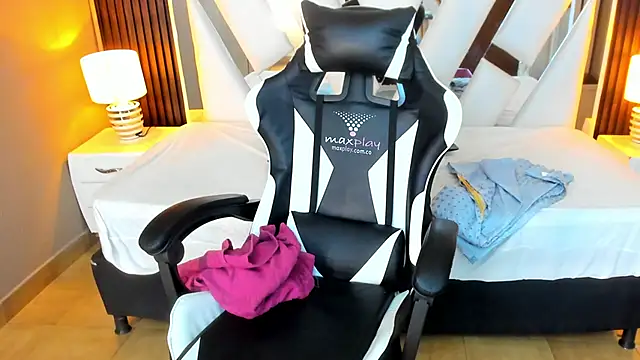 Linda4Petite online show from October 8, 2025, 6:08 pm