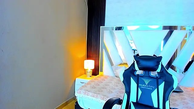 Linda4Petite online show from October 14, 2025, 6:30 pm